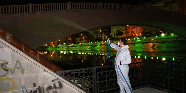 Büyükşehir ekiplerinin Asi’de sivrisinekle mücadelesi: Hatay Büyükşehir Belediyesi haşere ile