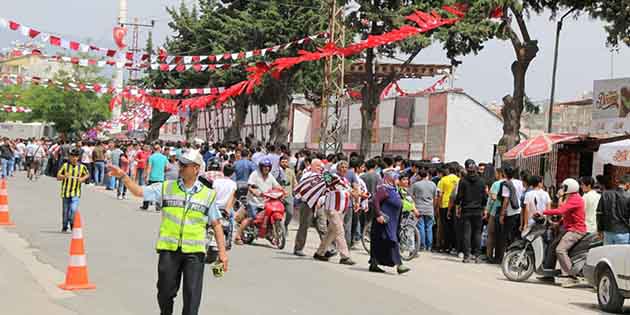 Dışarıda 15.000-20.000 kişi Saat 11.00’deki bilet satışı için saat 06.00’da