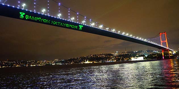İstanbul Boğazında ışıklı yazı