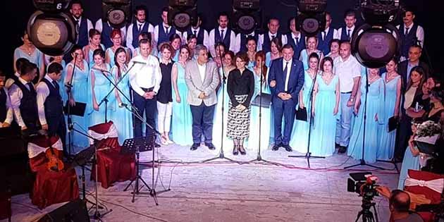 İlk konserde salon tıklım