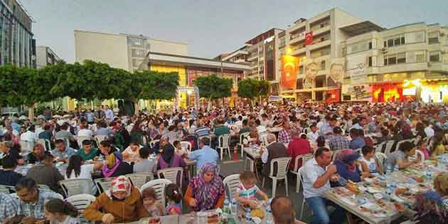 Dörtyol’da İftarda Yüzlerce Kişi