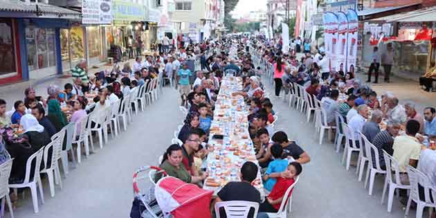 Hatay Büyükşehir Belediyesi(HBB) tarafından kurulan kardeşlik sofrası, geçtiğimiz gün Erzin’deki