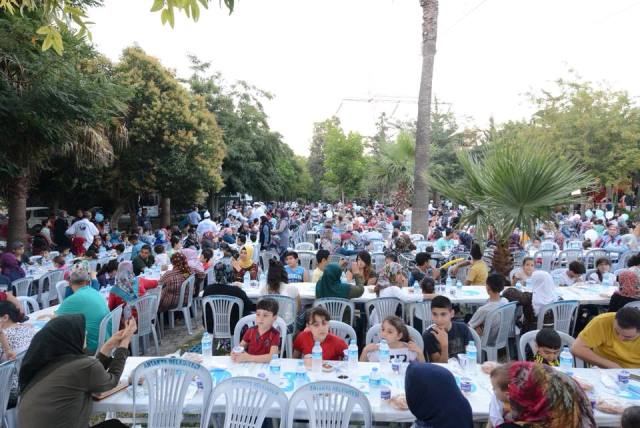 Kimyeci’den Bol Kepçe… Antakya Belediyesi’nin geleneksel iftar sofraları uygulamasında önceki