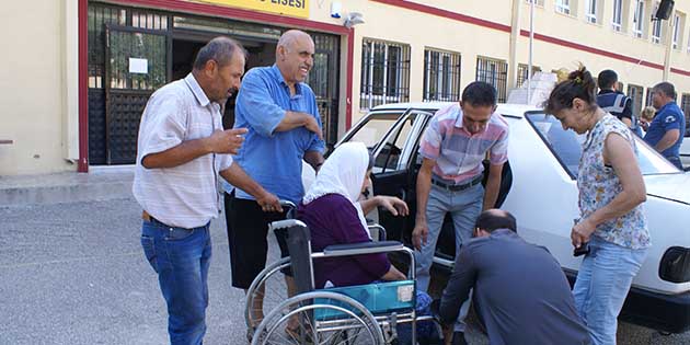 Hastalar tekerlekli sandalye ile