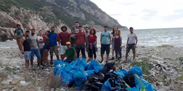 Öğretim görevlileri sahili temizledi