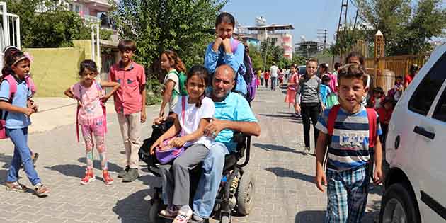 Engeline rağmen çocuklarının eğitimi