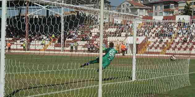 Bordo-Beyazlı ekibin 26 forma nolu yabancı oyuncusu Abdoulaye Sadıo Dıallo,