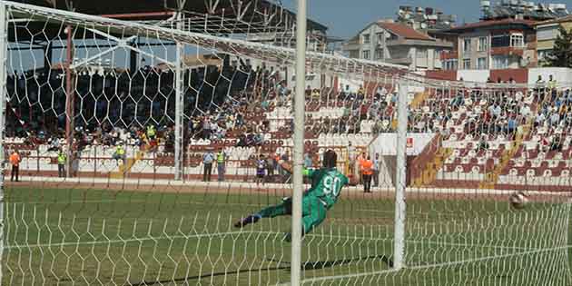 Bordo-Beyazlılar, İstanbulspor önünde ilk