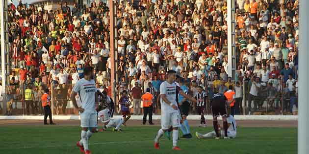 Kendini yere atan atana… Aynı anda 3 futbolcu kendini yere