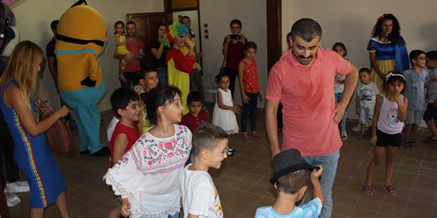 Çocuk şenliği ile eğlenceye başlangıç … Hatay’da sanata yön vererek