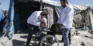 Savaş mağduru engelli çocuğa tekerlekli sandalye
