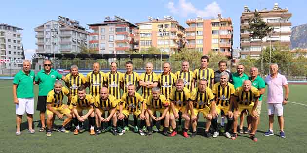Veteranlar futbol şampiyonası Antakya’da başladı