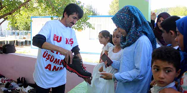 Suriyeli yetimlere ayakkabı desteği … Kocaeli’de simit satarak geçimin sağlayan