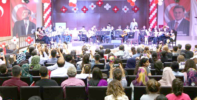 Hatay Büyükşehir Belediyesi Mesleki Edindirme Kursları (HATMEK) gitar bölümü öğrencileri,