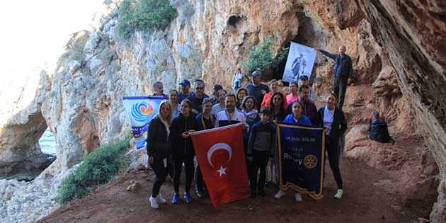43.000 Yıllık Mağaraya  Türk Bayrağı