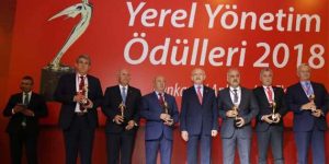 Kılıçdaroğlu, Nehir’e plaket verdi