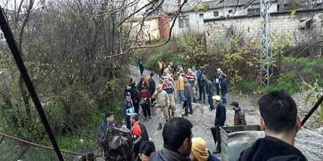 Defne Yeniçağ-Bahçeköy’de, Asi Nehri üzerindeki asma köprü yıkılma tehlikesiyle karşı