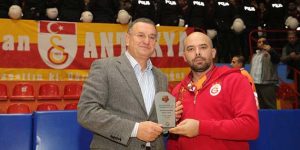 Galatasaray’dan Lütfü Savaş’a Plaket