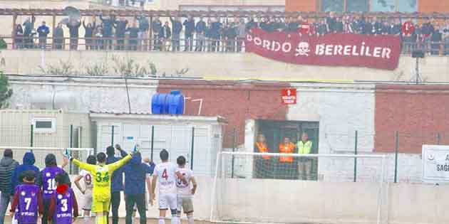 Hatayspor futbolcuları, son Boluspor galibiyeti ardından tribünlerdeki taraftarları selamlarken, bir