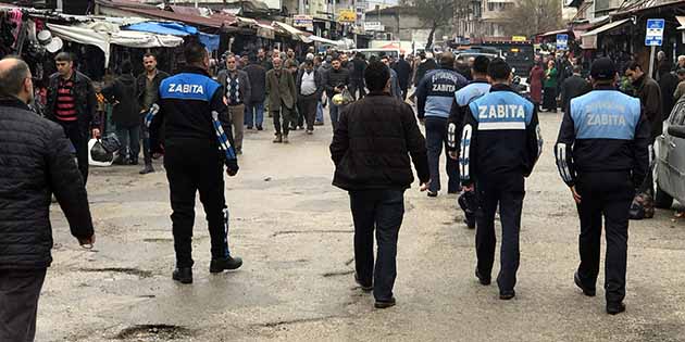 Antakya’da, belirlenen yerde satış yapmayan pazarcı esnafı ile Zabıta arasında