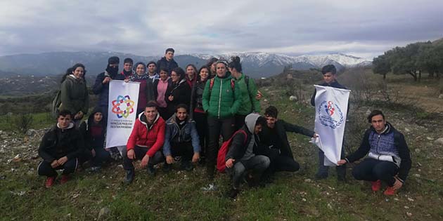 Gençler, doğa ile baş