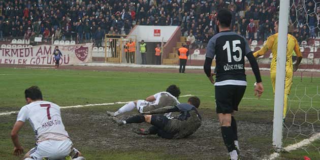 Antakya Atatürk Stadı çim zemini, devre arası boşluktan yararlanılarak bakıma