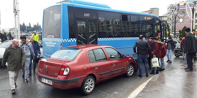 Halk Otobüsü otomobile çarptı,