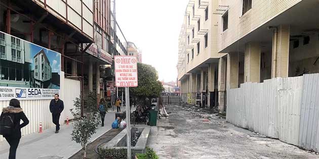 Ve yol genişledi! Antakya’nın trafiğe kapalı Saray Caddesi’nin hemen yanı