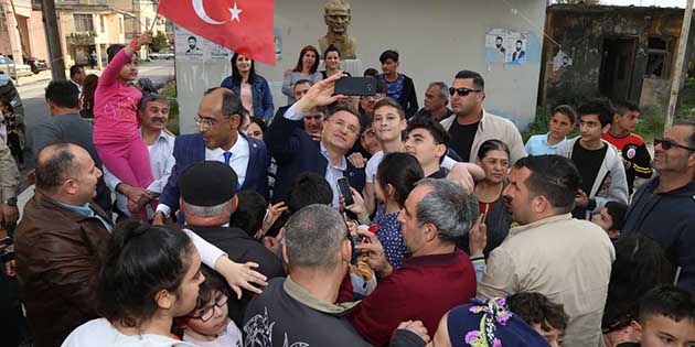 Defne ilçesini ziyaretinde yoğun ilgiyle karşılaşan Başkan Savaş, iddialı söylemlerde