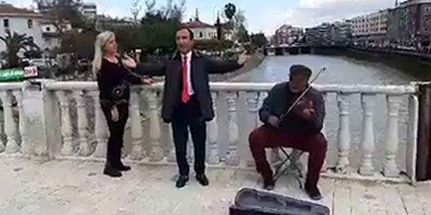 Ekrem adlı bir Antakyalı, eşine Kadınlar Günü’nde, Antakya Roma Köprüsü