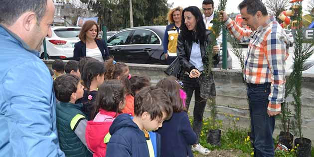 Minikler fidanları toprakla buluşturdu