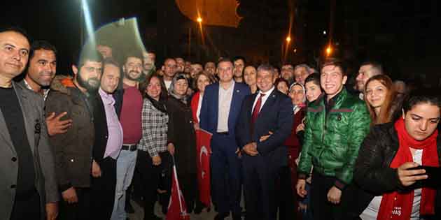 Başkan Savaş, mahalle ziyaretlerinde davul-zurna ve yoğun tezahüratlarla karşılanıyor …
