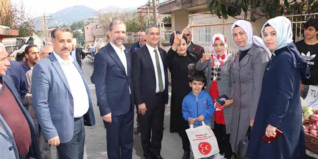 MHP, amblemli çanta dağıttı