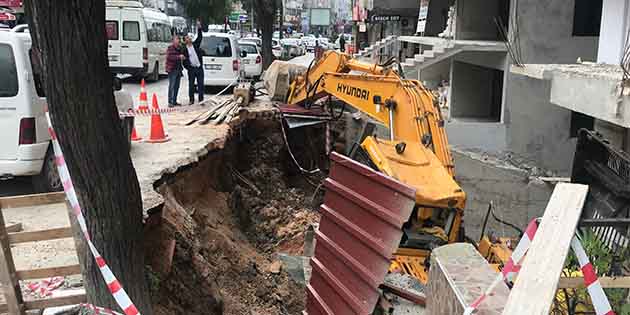 Defne’de kaldırımın çökmesi nedeniyle, bir iş makinesinde hasar meydana geldi.