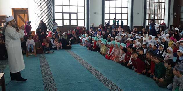 4-6 Yaş arası Kur’an kursu öğrencisi miniklere namaz kıldırıldı İskenderun