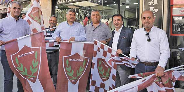 Hatayspor yöneticileri esnafa bayrak