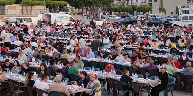 Hatay Büyükşehir Belediyesi(HBB) tarafından kurulan kardeşlik sofrası, geçtiğimiz gün İskenderun’daki