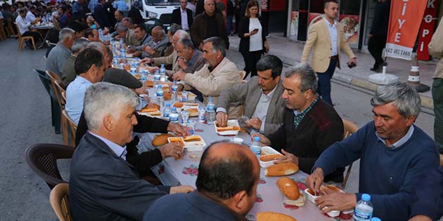 Erzin’de kardeşlik sofrası Hatay Büyükşehir Belediye Başkanı Doç. Dr. Lütfü