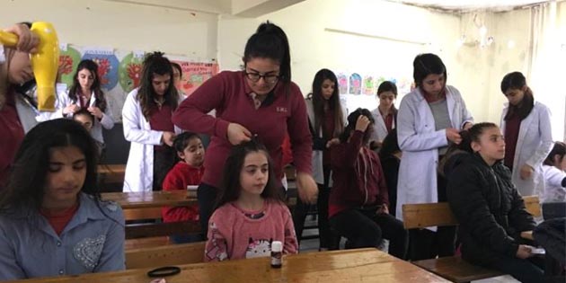 Kimsesizler, Yaşlılar ve Öğrencilere… İlimiz Samandağ ilçesindeki bir kız meslek