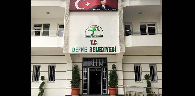 “T.C.” İbaresi… Defne Belediye,