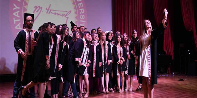 MKÜ Diş Hekimliği Fakültesi, 2’nci mezunlarını verdi… Hatay Mustafa Kemal