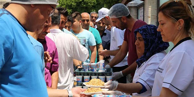 Vatandaşa etli pilav ikramı Hatay’ın hoşgörü kültürünün simgesi Habib-i Neccar