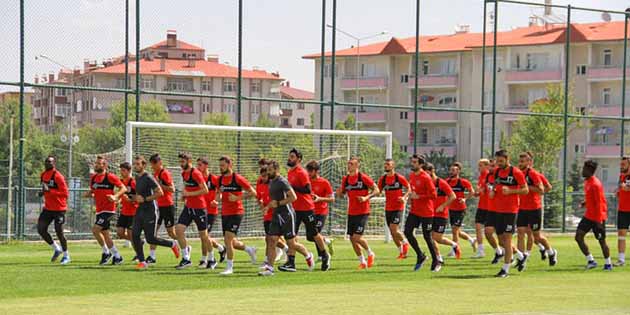 Bordo-Beyazlılar, günde çift idman ile yeni sezona hazırlanıyor. Hatayspor, yeni