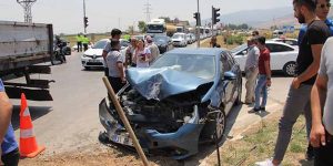 İşçi servisi ile  otomobil çarpıştı:  6 yaralı …
