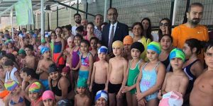 Defne’de 1400 çocuk  yüzme öğrendi