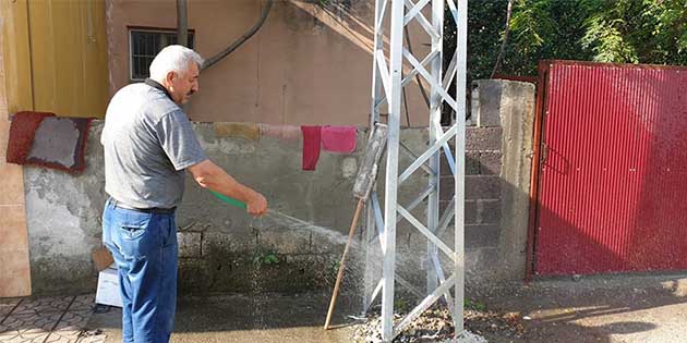 Kaldırım ortasında Elektrik Direği…