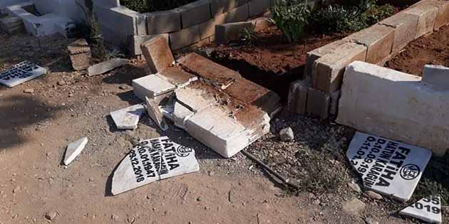 Reyhanlı mezarlığına yönelik saldırıda, yüzlerce mezar taşı kırılarak paramparça edildi