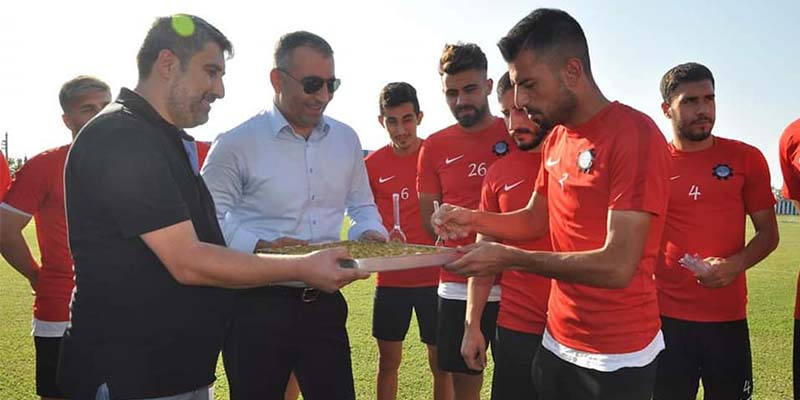 Futbol sahasına tepsi baklavalı