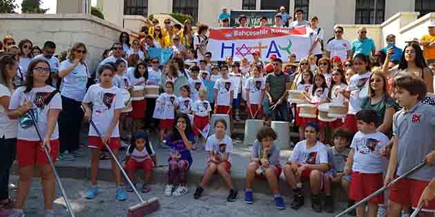 Profesörü, doktoru, mühendisi, öğretmeni, öğrencisi el ele verdi, çöp topladı.