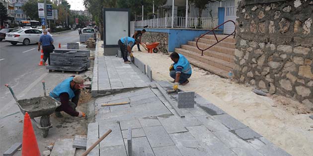 Hatay Büyükşehir Belediyesi ekipleri, Antakya Atatürk Caddesi’ndeki asfaltlama hizmetinden sonra,